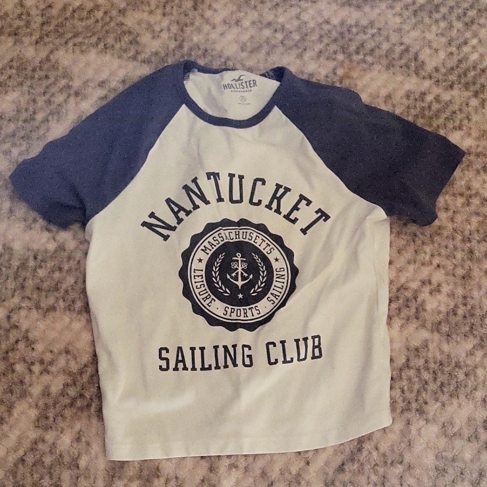 HOLLISTER BABY TEE SIZE XS
